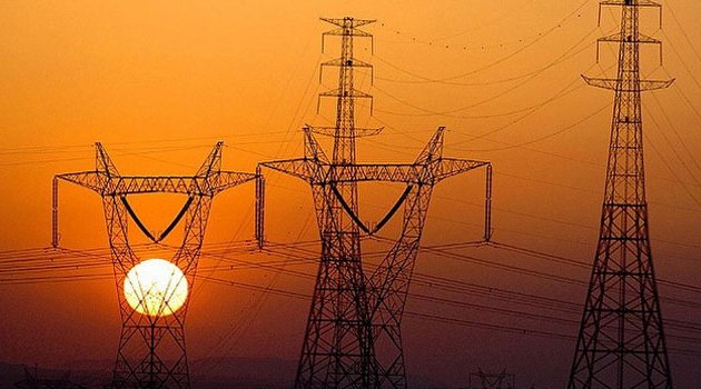 Elektrik direğine tırmanırken canından oldu
