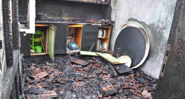 Elektrik kontağından çıkan yangın evi kül etti