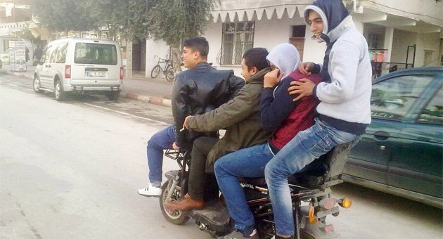 Elektrikli bisiklete 4 kişi binerse