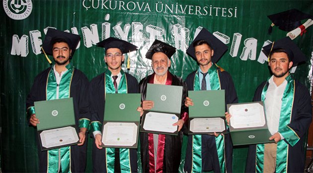 Emekli imam 70 yaşında mezun oldu, torunları ile törene katıldı
