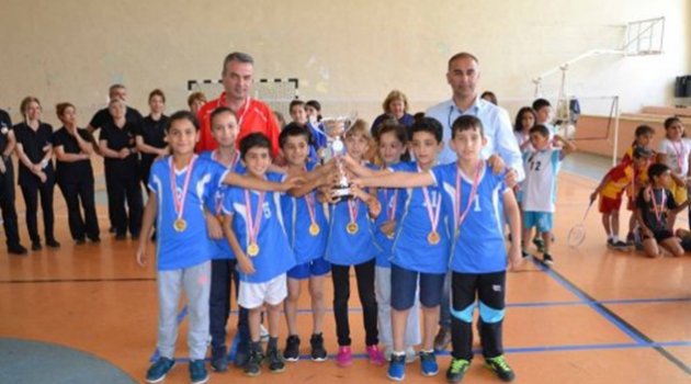 Emine Türkan İkiz İlkokulu Badmintonda Şampiyon Oldu