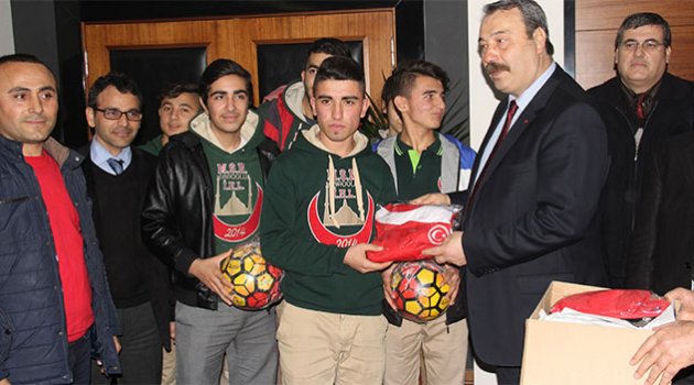 Emniyet müdürü futbol topu, forma ve krampon hediye etti, öğrenciler sevince boğuldu
