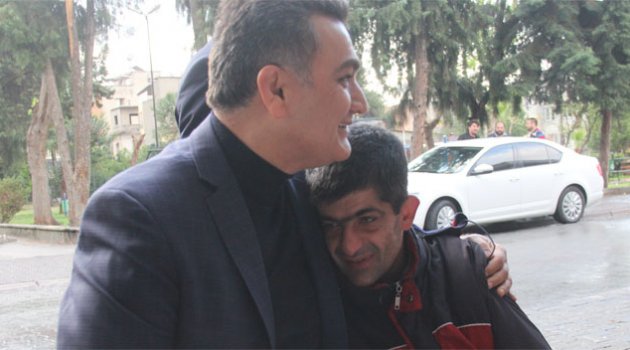 Emniyet Müdüründen ayakkabısız gence yardım eli