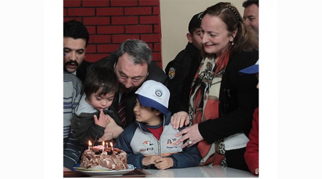 Emniyet müdüründen engelli çocuğa sürpriz doğum günü