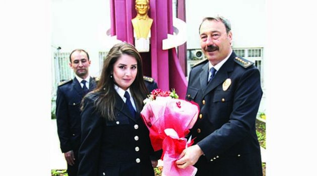 Emniyet müdüründen kadın polislere çiçek jesti