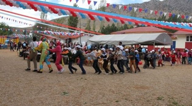 Enerjisa tiyatroyu öğrencilerin ayağına götürdü