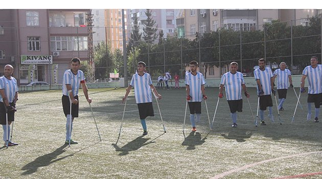 Engelleri futbolla yendiler
