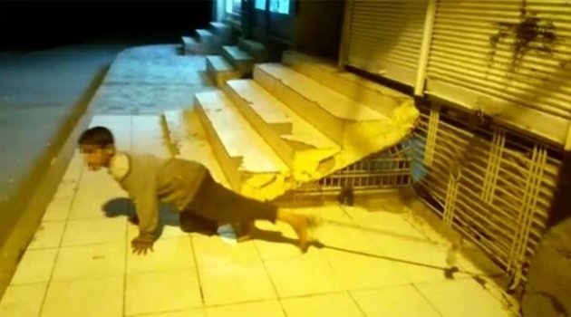 Engelli çocuğu demir parmaklıklara bağladılar!