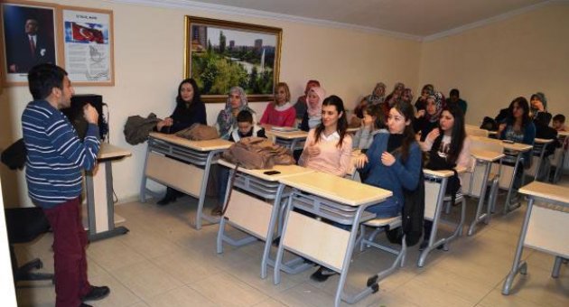 Engelli eğitmenden 'işaret dili' eğitimi
