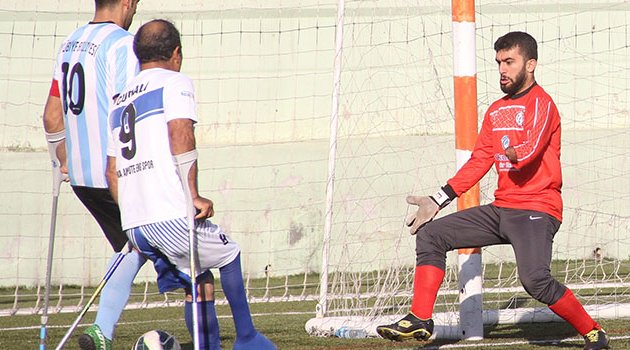 Engelli genç engel tanımıyor
