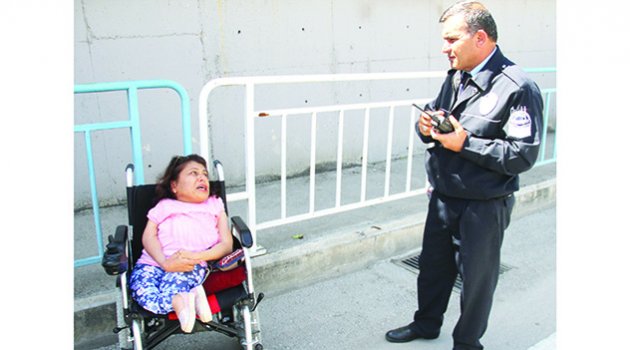 Engelli kızı adım adım takip etmiş