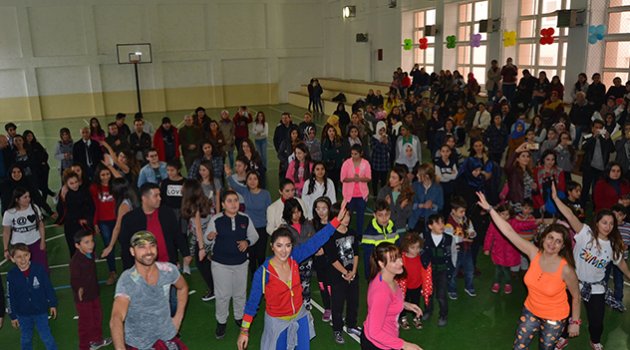 Engelli öğrenciler 'zumba' yaptı