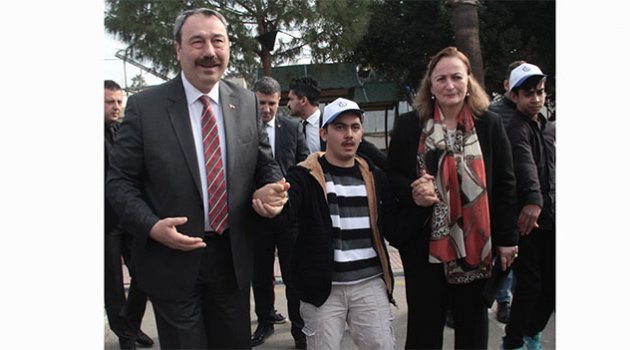 Engelliler polis oldu yakınları gözyaşlarına boğuldu