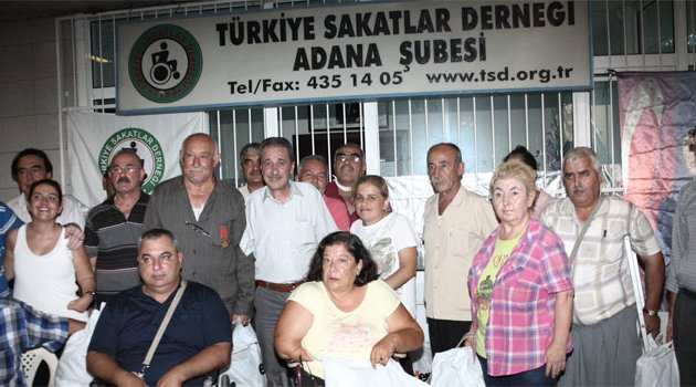 Engellilere bayramlık giysi yardımı