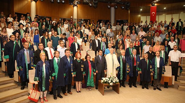 Enstitü mezunları diploma aldı