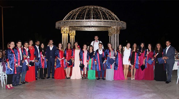 Erkan Temel Lisesi Öğrencilerinin Mezuniyet Coşkusu