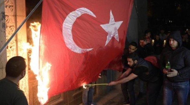 Ermenistan'da Türk bayrağını yaktılar