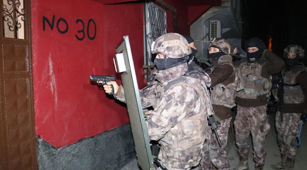 Eş zamanlı torbacı operasyonu! 1’i kadın 13 gözaltı