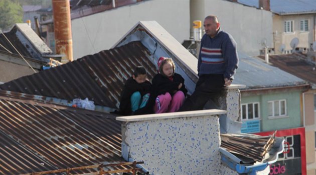 Eşi evi terk edince çocuklarıyla çatıya çıktı