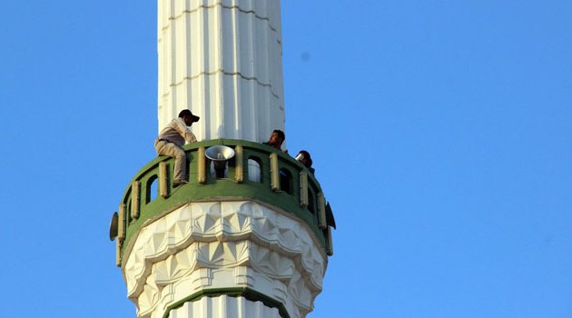 Eşi ve çocukları gidince minareye çıkıp intihar girişiminde bulundu