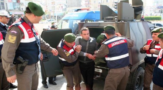 Eşi ve kayınpederini öldürüp 2 kişiyi yaralayan şüpheli yakalandı