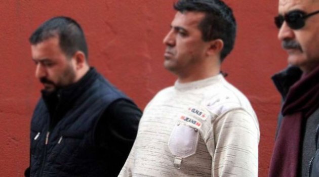 Eşini 10 yerinden bıçakladı