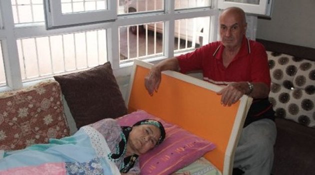 Eşini sedye ile hastaneye götüren yaşlı adam: “Ambulans istemedik”