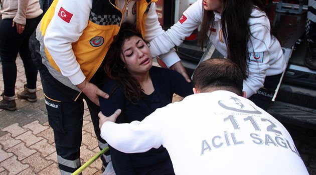 Eşini sokak ortasında dövüp hastanelik etti