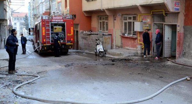 Eşini ve çocuklarını merdivenden atıp, evi ateşe verdi