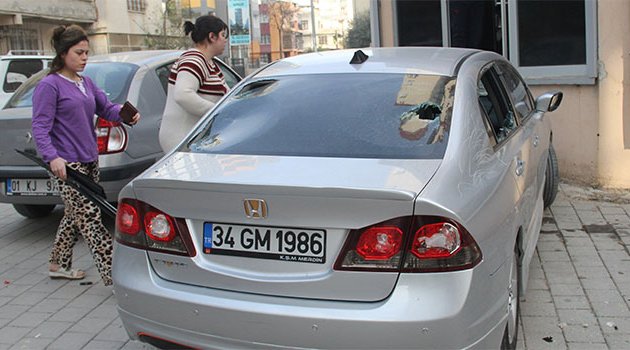 Eşiyle tartışan kadın, öfkesini kocasının otomobilinden çıkardı