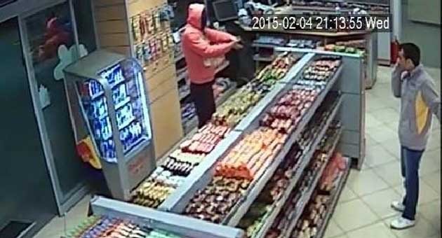 Eski çalışan kar maskesi takıp tabanca ile akaryakıt istasyonunun marketini soydu