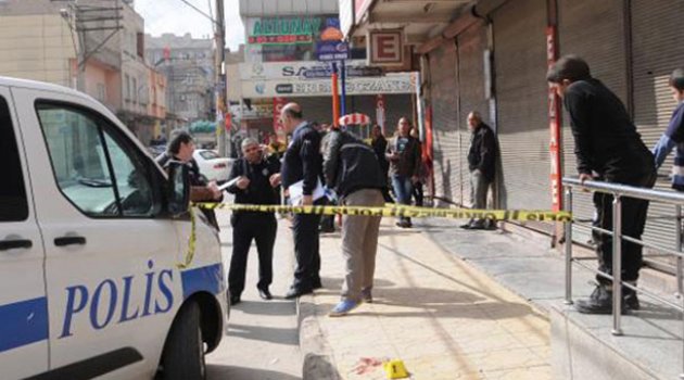 Eski eşini caddede bıçakladı