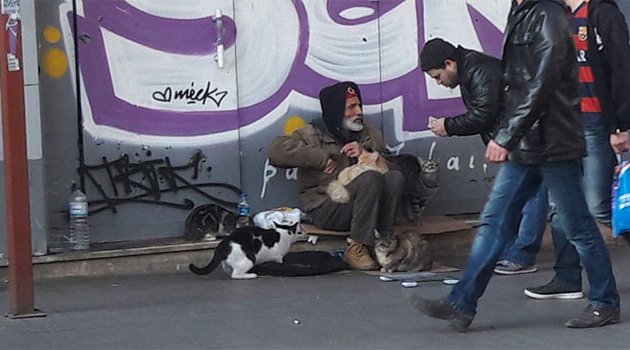Eski söz yazarının İstiklal Caddesi'ndeki yaşam mücadelesi