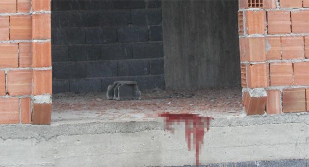 Esrar içen akrabasını bıçakladı
