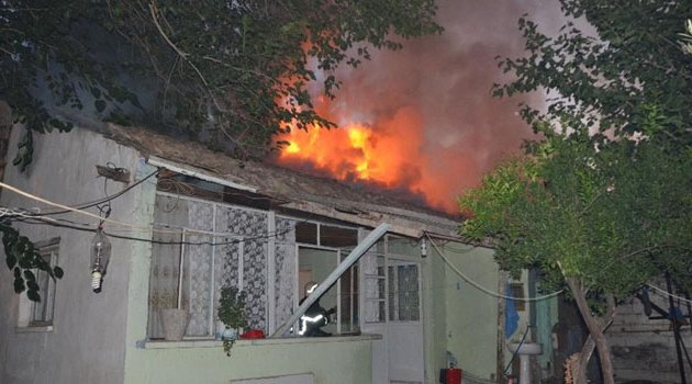 Esrar içerken 3 evi yaktı