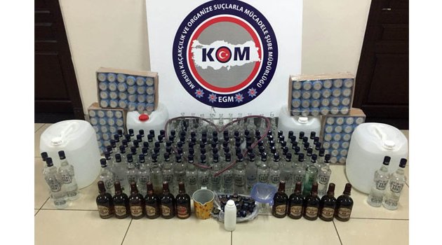 Evde sahte içki imalatı yaparken yakalandılar