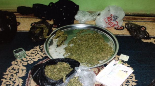 Evde uyuşturucu satışına suçüstü