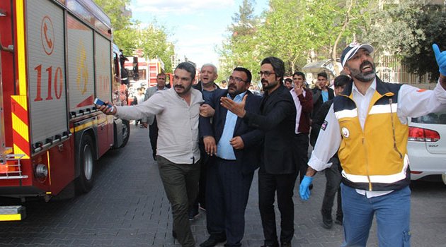 Evde yalnız bıraktığı çocukları yanarak can verdi