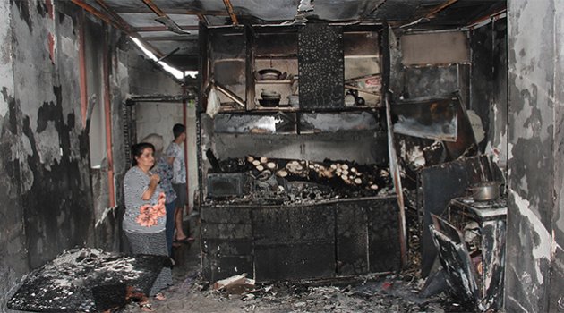 Evi kül olan genç kadının gözyaşları