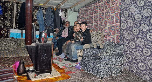 Evi yanan adam, 3 eşi ve 7 çocuğu ile çadırda yaşıyor