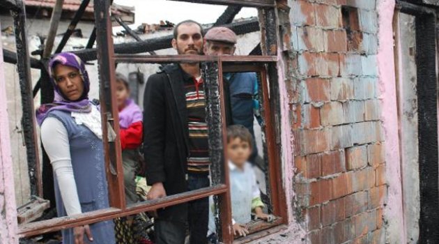 Evi yanan aileye komşuları sahip çıktı