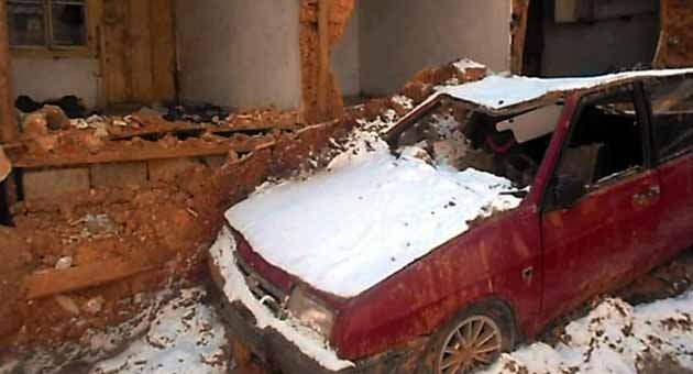 Evin duvarları otomobilin üzerine yıkıldı