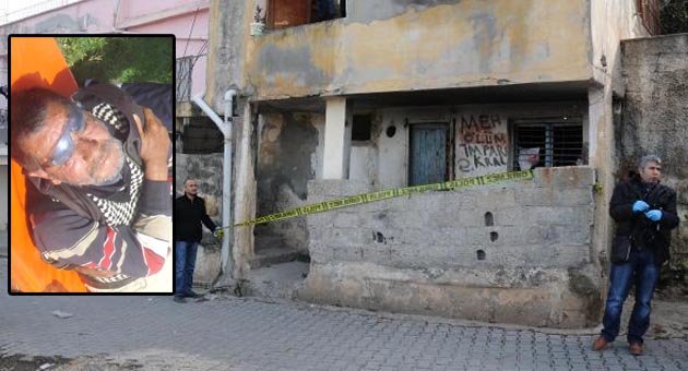 Evinde donarak öldü