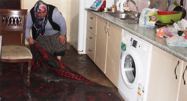 Evini su basan kadın gözyaşlarına boğuldu