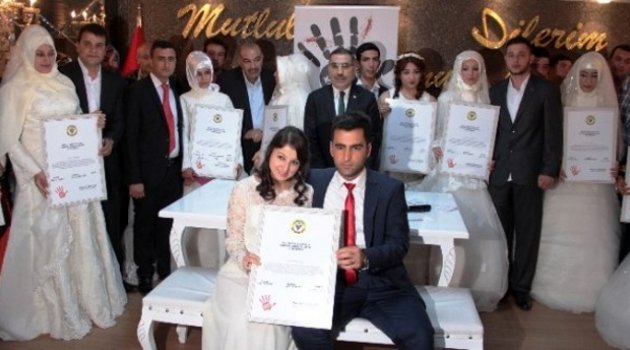 Evlenen 20 çift ‘Kadına Şiddete Hayır’ sözleşmesi imzaladı