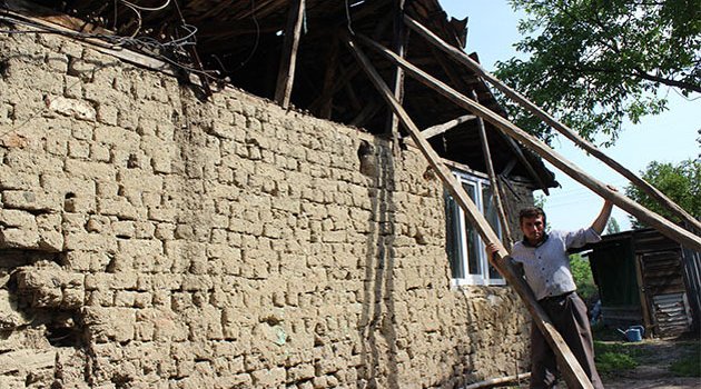 Evleri başlarına yıkılacak diye nöbetleşe uyuyorlar