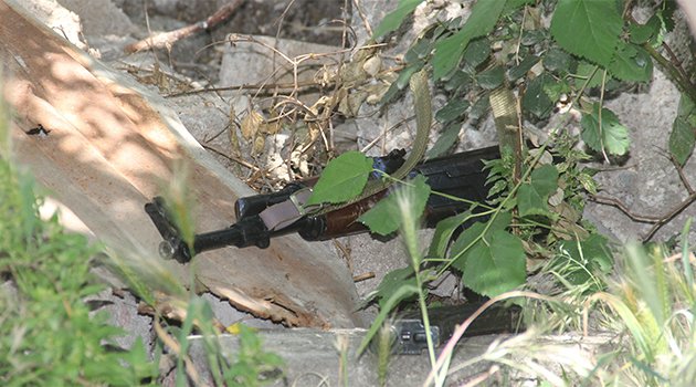 Evlerin duvarlarında ’PKK’ yazan mahallede uzun namlulu silah bulundu