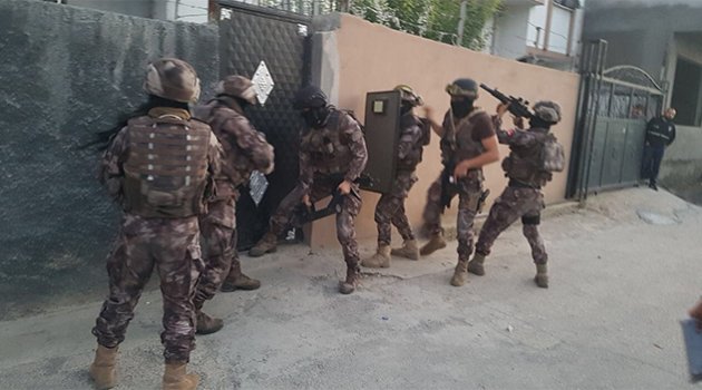 Evlerinde 15 kilo esrar bulundu