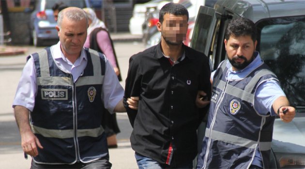 Evlerinde çok sayıda silah bulunan zanlılar tutuklandı