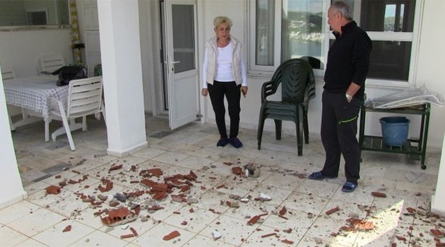 Evlerine yıldırım düştü